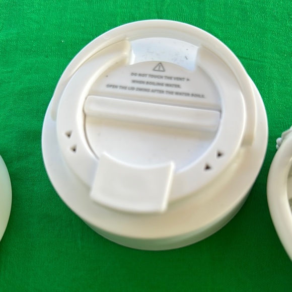 White Travel thermos with Red Accent - Picture 5 of 8